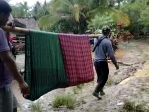 Ada Lagi Warga Sakit di Pandeglang Ditandu 3 Km Gegara Jalan Rusak