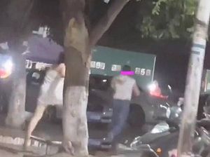 Viral Wanita Kejar Suami Hanya Pakai Handuk, Begini Fakta di Baliknya