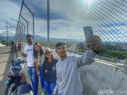 Warga Bandung Penasaran Lihat Wujud Kereta Cepat di Tegalluar