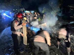 Cerita Pemilik Kenang Warung yang Dibakar Warga Terprovokasi Hoax di Sorong Cerita Pemilik Kenang Warung yang Dibakar Warga Terprovokasi Hoax di Sorong