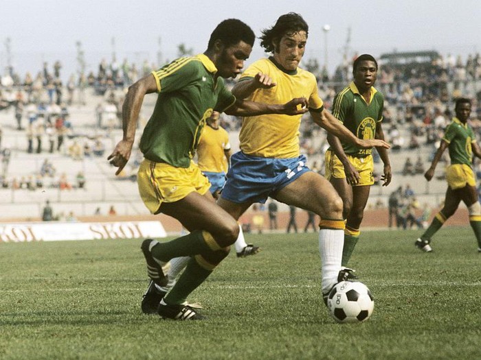 Carpegiani (R) during the FIFA World Cup match between Zaire and Brazil on June 22, 1974 at the Parkstadion in Gelsenkirchen, Germany.(Photo by VI Images via Getty Images)