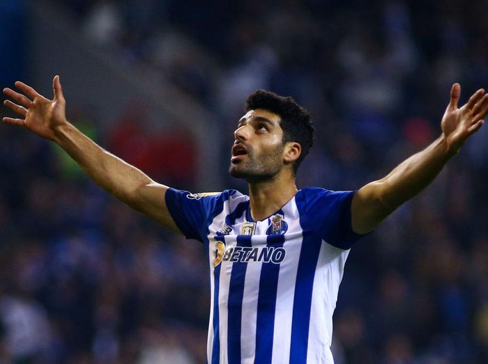 PORTO, PORTUGAL - NOVEMBER 05: Mehdi Taremi of FC Porto celebrates after scoring his team's second goal during the Liga Portugal Bwin match between FC Porto and Pacos de Ferreira at Estadio do Dragao on November 5, 2022 in Porto, Portugal. (Photo by Diogo Cardoso/DeFodi Images via Getty Images)