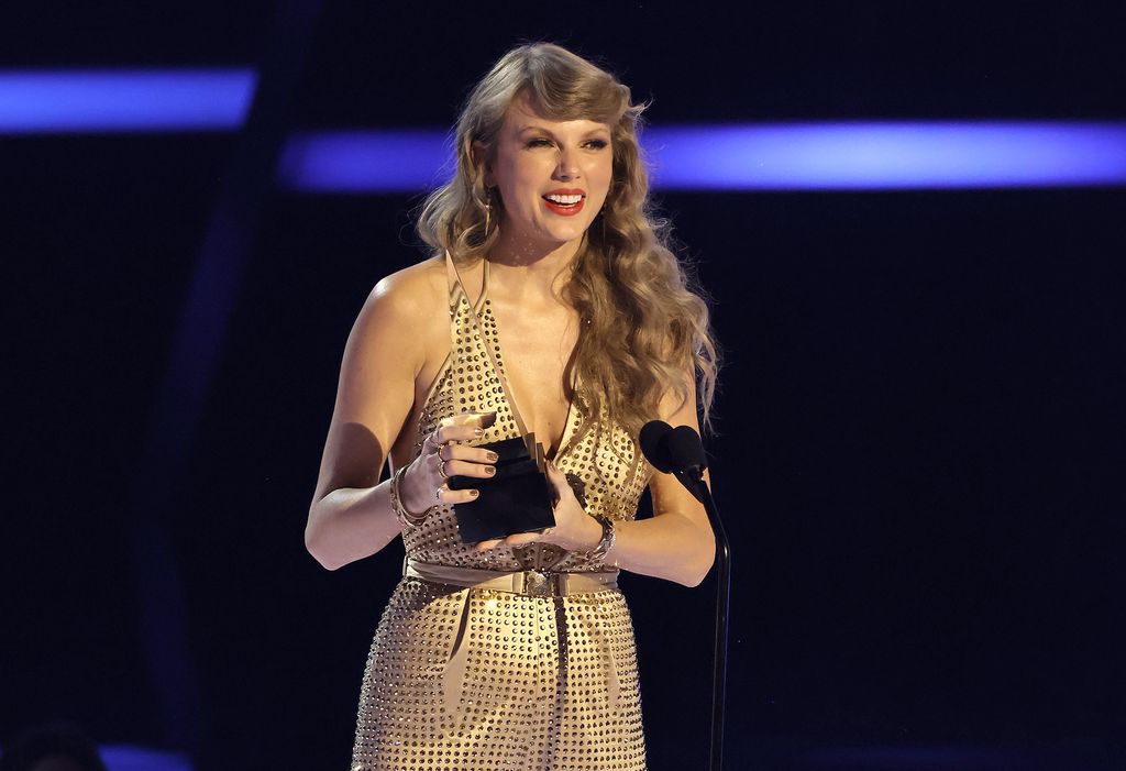 LOS ANGELES, CALIFORNIA - NOVEMBER 20: (EDITORIAL USE ONLY) Taylor Swift accepts the Artist of the Year award onstage during the 2022 American Music Awards at Microsoft Theater on November 20, 2022 in Los Angeles, California. (Photo by Kevin Winter/Getty Images)