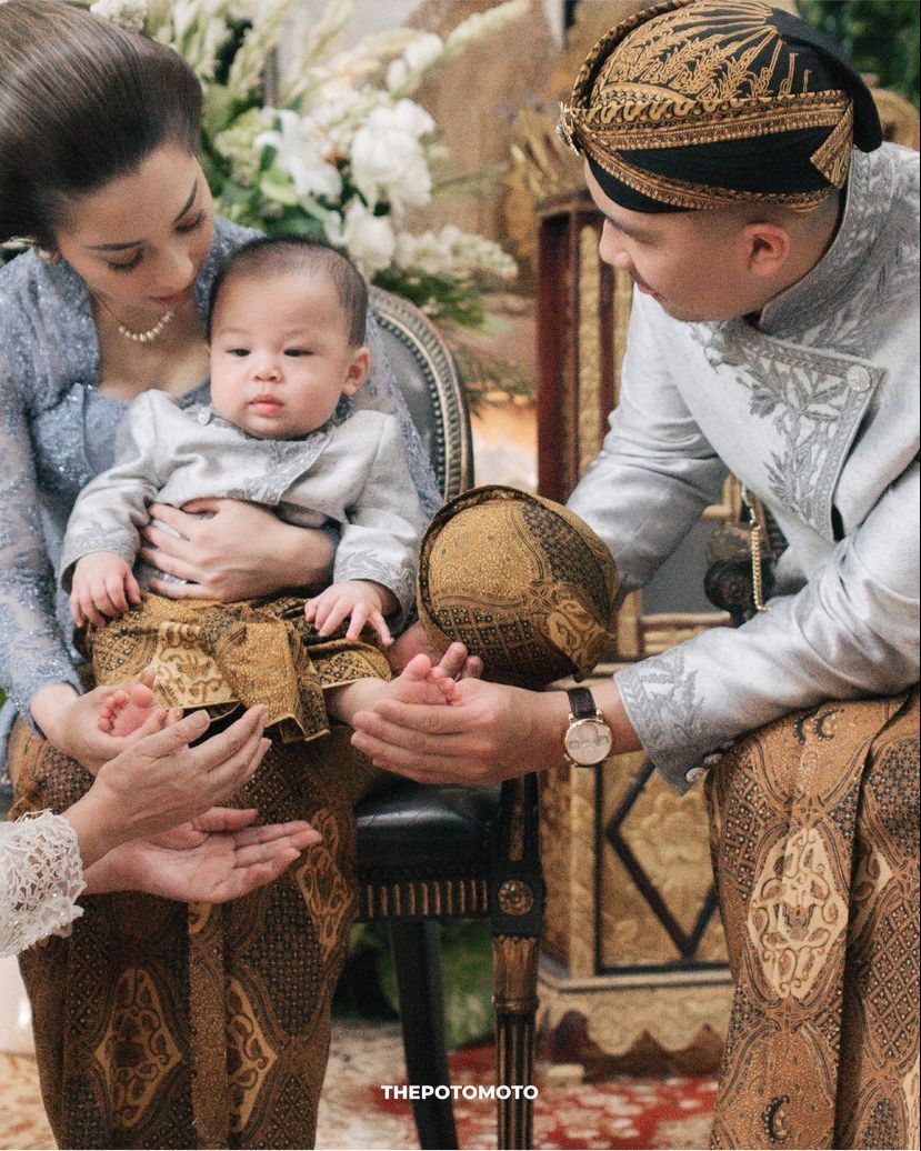 Acara Tedak Siten Baby Izz Anak Nikita Willy & Indra Priawan Acara Tedak Siten Baby Izz Anak Nikita Willy & Indra Priawan