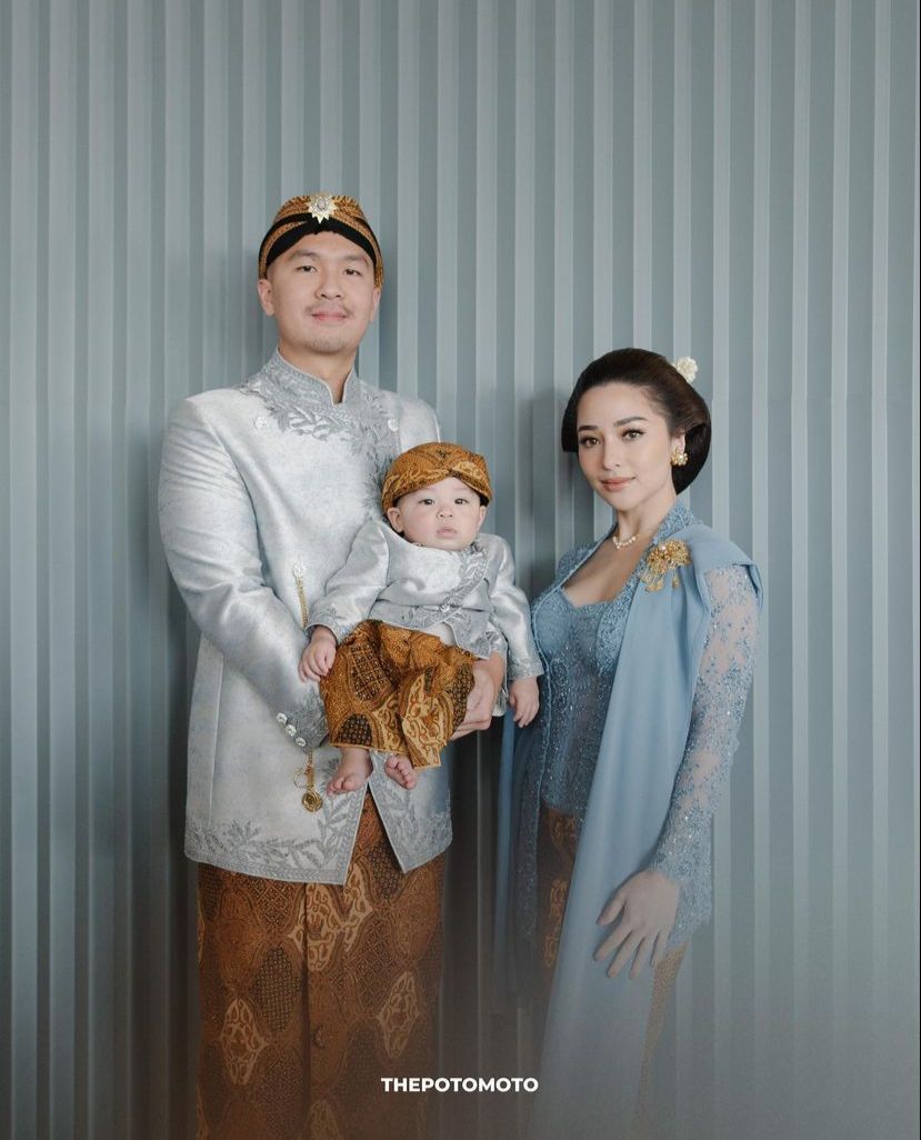 Acara Tedak Siten Baby Izz Anak Nikita Willy & Indra Priawan Acara Tedak Siten Baby Izz Anak Nikita Willy & Indra Priawan