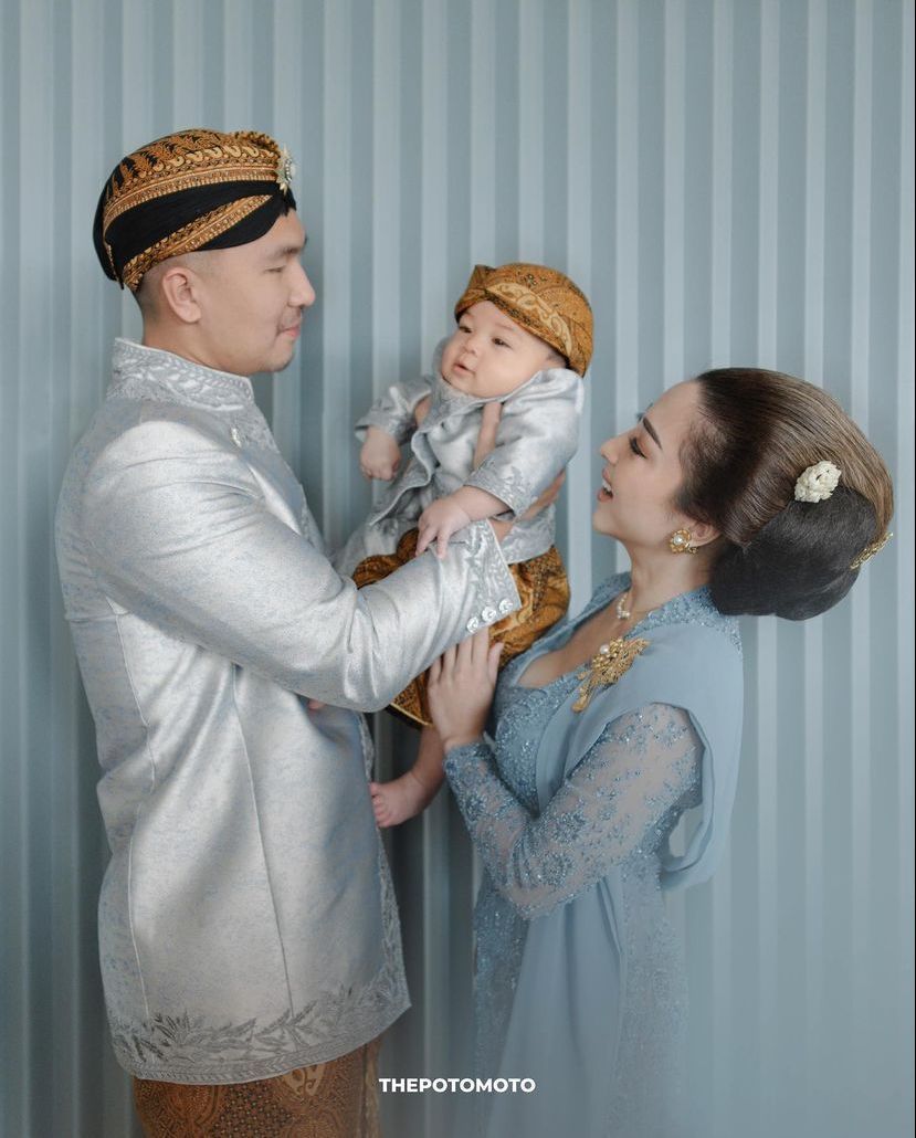 Acara Tedak Siten Baby Izz Anak Nikita Willy & Indra Priawan Acara Tedak Siten Baby Izz Anak Nikita Willy & Indra Priawan