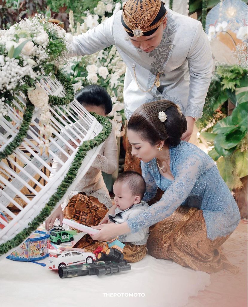 Acara Tedak Siten Baby Izz Anak Nikita Willy & Indra Priawan Acara Tedak Siten Baby Izz Anak Nikita Willy & Indra Priawan
