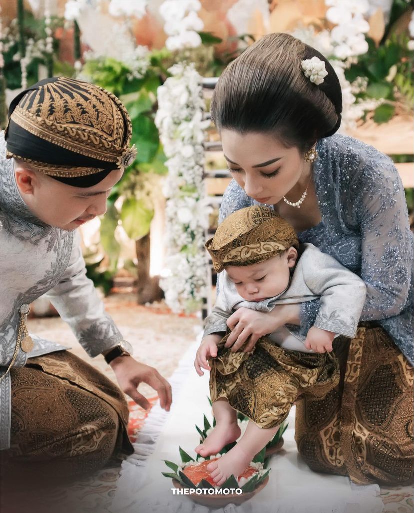 Acara Tedak Siten Baby Izz Anak Nikita Willy & Indra Priawan Acara Tedak Siten Baby Izz Anak Nikita Willy & Indra Priawan