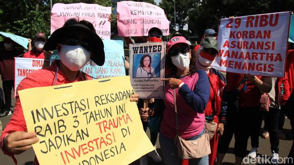 Aksi Unjuk Rasa Nasabah Asuransi Wanartha di Kawasan Patung Kuda