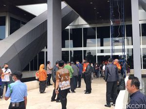 Jakarta Diguncang Gempa, Anggota DPR Berhamburan Keluar Gedung Jakarta Diguncang Gempa, Anggota DPR Berhamburan Keluar Gedung