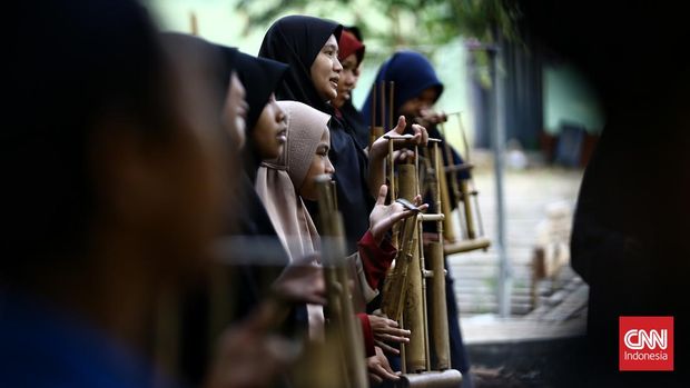 Para anak-anak binaan Panti Asuhan Wisma Karya Bhakti melakukan kegiatan belajar alat musik Angklung. Panti asuhan tersebut di bawah Yayasan Otto Iskandar Dinata sudah berdiri dari tahun 1984. Minggu (20/11/2022). CNN Indonesia/Andry Novelino