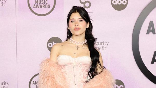 7 Artis Berbusana Terburuk di American Music Awards 2022