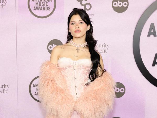 7 Artis Berbusana Terburuk di American Music Awards 2022