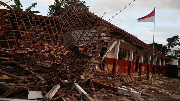 Atap dan Tembok Sekolah Ambruk Akibat Gempa Cianjur