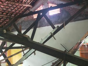 Atap Ruang Kelas Ambruk, Siswa SDN Bantarjati Bogor Belajar dari Rumah