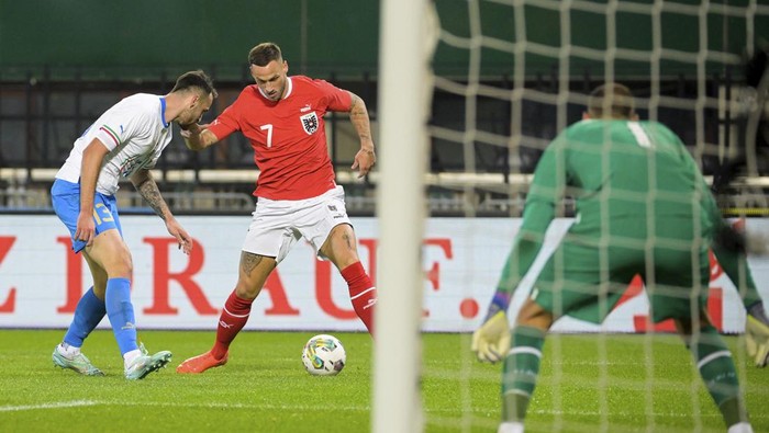 Italys Federico Gatti, left, vies for the ball with Austrias Marko Arnautovic, right during the internaitonal friendly soccer match between Austria and Italy at the Ernst Happel Stadion in Vienna, Austria, Sunday, Nov. 20, 2022. (AP Photo/Michael Gruber)