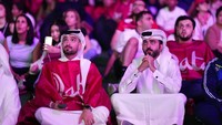 Reaksi tegang pendukung timnas Qatar kala nonton bareng di layar besar. Qatar vs Ekuador berlangsung di Al Bayt Stadium, Minggu (20/11/2022) malam WIB. Enner Valencia menjadi bintang di laga ini karena memborong semua gol Ekuador, yang dicetak pada babak pertama. 