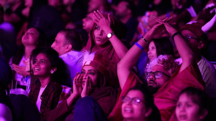 Begini Suasana Nobar Laga Pembuka Piala Dunia 2022 Qatar Vs Ekuador Qatar soccer fans react after the team missing a scoring chance while they watch in a giant screen showing the World Cup, group A soccer match between Qatar and Ecuador at Hayya Fan Zone, in Lusail, outside of Doha, Qatar, Sunday, Nov. 20, 2022. (AP Photo/Lee Jin-man)