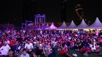 Suasana nonton bareng di layar besar laga pembuka Piala Dunia 2022 antara Qatar vs Ekuador. Sayangnya, tuan rumah harus takluk 0-2 pada laga tersebut. 