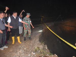 Bupati Dairi Turun Langsung Cek Jalan Longsor di Desa Pardomuan