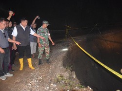 Bupati Dairi Turun Langsung Cek Jalan Longsor di Desa Pardomuan