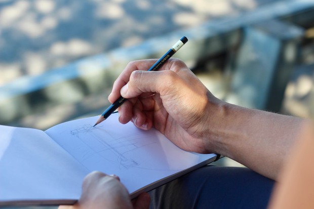 Corat coret kertas/ Foto:unsplash.com/Fabian Centeno