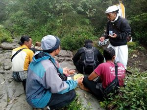 Desa Besakih Upacara Pembersihan Usai Bule AS Tewas di Gunung Agung Desa Besakih Upacara Pembersihan Usai Bule AS Tewas di Gunung Agung