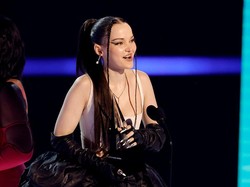 Dove Cameron Artis Baru Terbaik Tahun Ini