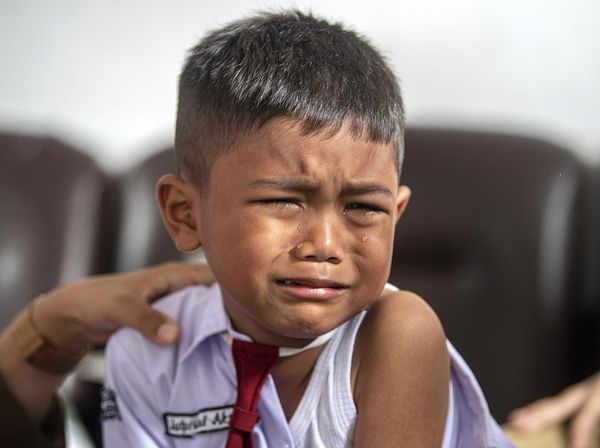 Ekspresi Siswa SD Saat Divaksinasi Difteri dan Tetanus