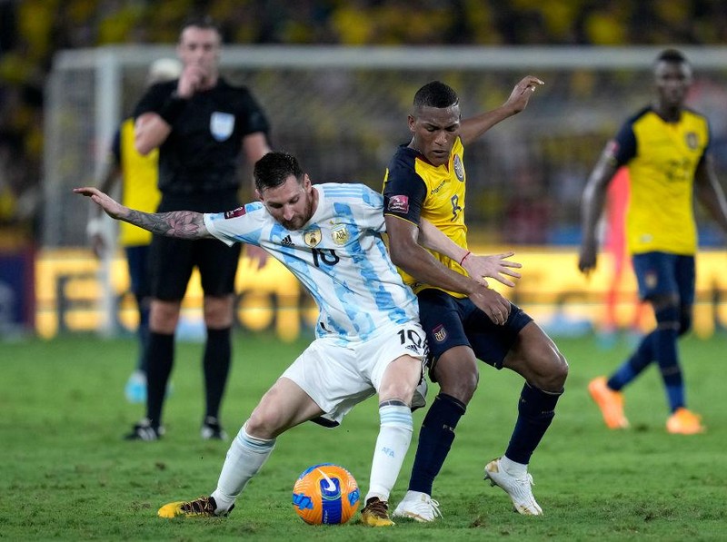 AL KHOR, QATAR - NOVEMBER 20: The Ecuador players celebrate at full time during the FIFA World Cup Qatar 2022 Group A match between Qatar and Ecuador at Al Bayt Stadium on November 20, 2022 in Al Khor, Qatar. (Photo by Ian MacNicol/Getty Images)
