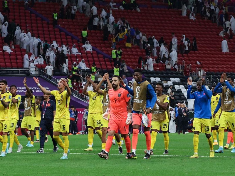 AL KHOR, QATAR - NOVEMBER 20: The Ecuador players celebrate at full time during the FIFA World Cup Qatar 2022 Group A match between Qatar and Ecuador at Al Bayt Stadium on November 20, 2022 in Al Khor, Qatar. (Photo by Ian MacNicol/Getty Images)