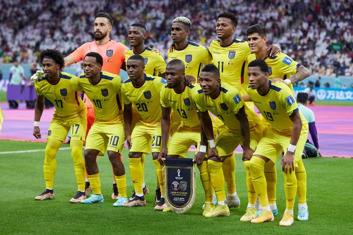 Ekuador AL KHOR, QATAR - NOVEMBER 20: The Ecuador players celebrate at full time during the FIFA World Cup Qatar 2022 Group A match between Qatar and Ecuador at Al Bayt Stadium on November 20, 2022 in Al Khor, Qatar. (Photo by Ian MacNicol/Getty Images)
