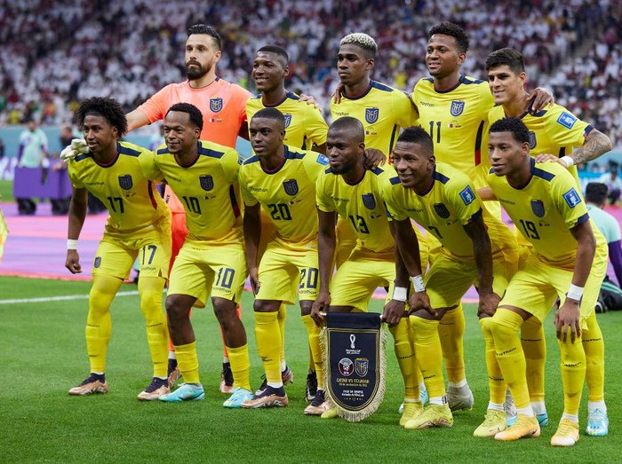 AL KHOR, QATAR - NOVEMBER 20: The Ecuador players celebrate at full time during the FIFA World Cup Qatar 2022 Group A match between Qatar and Ecuador at Al Bayt Stadium on November 20, 2022 in Al Khor, Qatar. (Photo by Ian MacNicol/Getty Images)