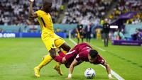 Bassam Al Qatar jatuh ditantang oleh Enner Valencia dari Ekuador selama pertandingan sepak bola grup A Piala Dunia di Stadion Al Bayt di Al Khor, Qatar, Minggu (20/11/2022) dini hari. (AP Photo/Manu Fernandez) 