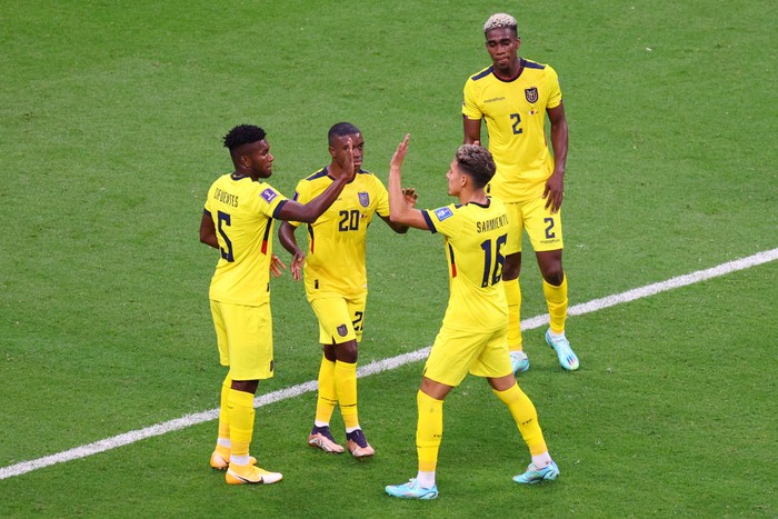 AL KHOR, QATAR - NOVEMBER 20: (L-R) Jose Cifuentes, Jhegson Mendez, Jeremy Sarmiento and Felix Torres of Ecuador celebrate the 2-0 win during the FIFA World Cup Qatar 2022 Group A match between Qatar and Ecuador at Al Bayt Stadium on November 20, 2022 in Al Khor, Qatar. (Photo by Elsa/Getty Images)