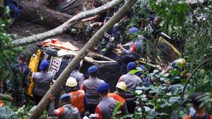 Mobil Terseret Longsor Akibat Gempa Cianjur Dievakuasi