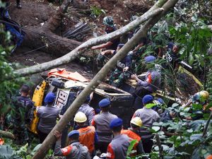 Mobil Terseret Longsor Akibat Gempa Cianjur Dievakuasi