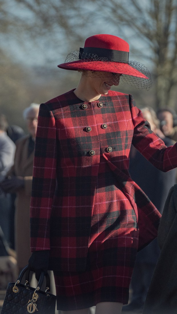 Putri Diana di serial The Crown memakai dress tartan dan tas Lady Dior/