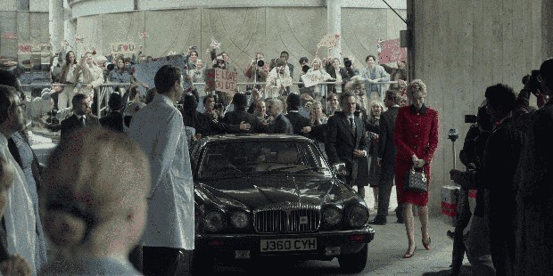 Foto: Courtesy of Dior Putri Diana di The Crown memakai setelan merah/