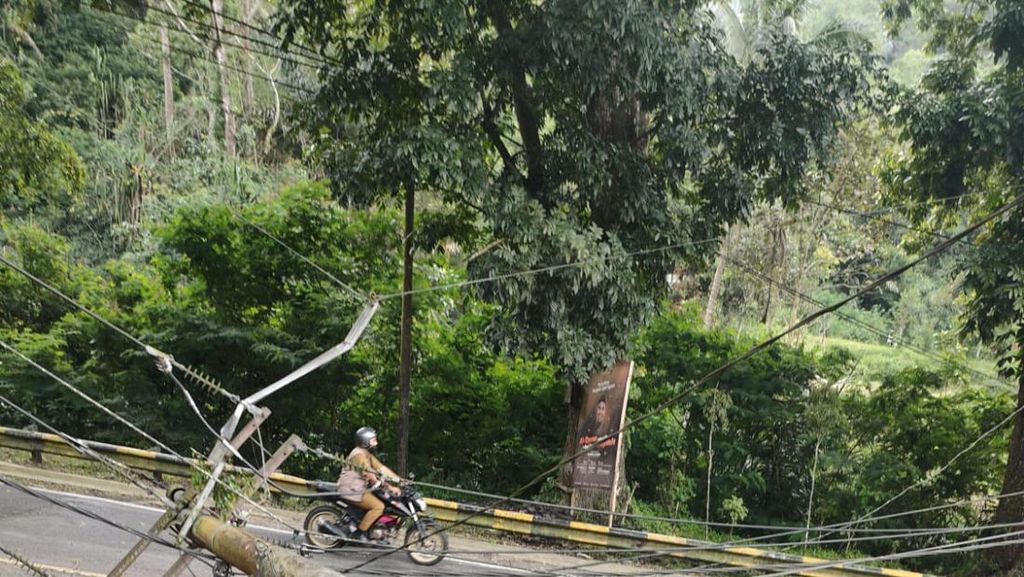 Penampakan Tiang Listrik Roboh Imbas Gempa di Cianjur