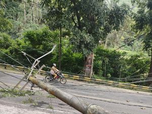 Penampakan Tiang Listrik Roboh Imbas Gempa di Cianjur