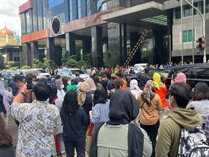 Gempa Terasa Hingga Jakarta, Pekerja SCBD Berhamburan ke Jalan