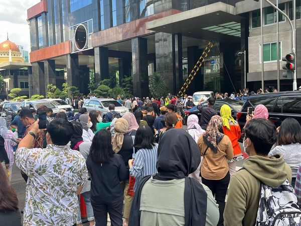 Gempa Terasa Hingga Jakarta, Pekerja SCBD Berhamburan ke Jalan