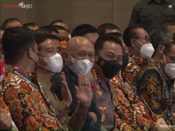 Momen Gibran Angkat Tangan Saat Ganjar dan Puan Diingatkan Hati-hati