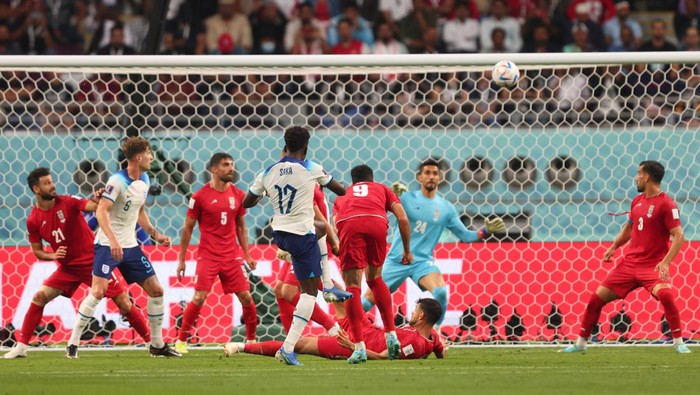 DOHA, QATAR - NOVEMBER 21: Bukayo Saka of England scores his teams second goal during the FIFA World Cup Qatar 2022 Group B match between England and IR Iran at Khalifa International Stadium on November 21, 2022 in Doha, Qatar. (Photo by Marc Atkins/Getty Images)
