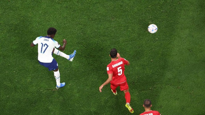 DOHA, QATAR - NOVEMBER 21: Bukayo Saka of England scores their teams fourth goal during the FIFA World Cup Qatar 2022 Group B match between England and IR Iran at Khalifa International Stadium on November 21, 2022 in Doha, Qatar. (Photo by Catherine Ivill/Getty Images)