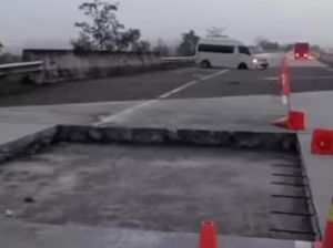 Terperosok di Jalan Tol Lampung-Sumsel, Mobil Travel Rusak Parah Terperosok di Jalan Tol Lampung-Sumsel, Mobil Travel Rusak Parah