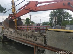 Pembongkaran Jembatan Plaosan Lamongan yang Ambles Tuntas Hari Ini