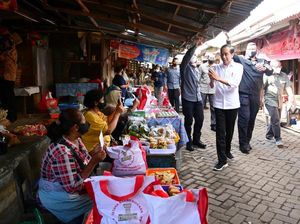 Jokowi Bagikan BLT dan Cek Harga di Pasar Karanganyar