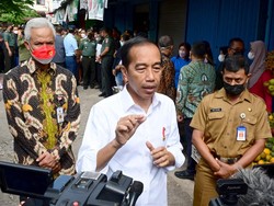 Blusukan ke Pasar Karanganyar, Jokowi Kaget Harga Minyak Goreng-Tempe Naik